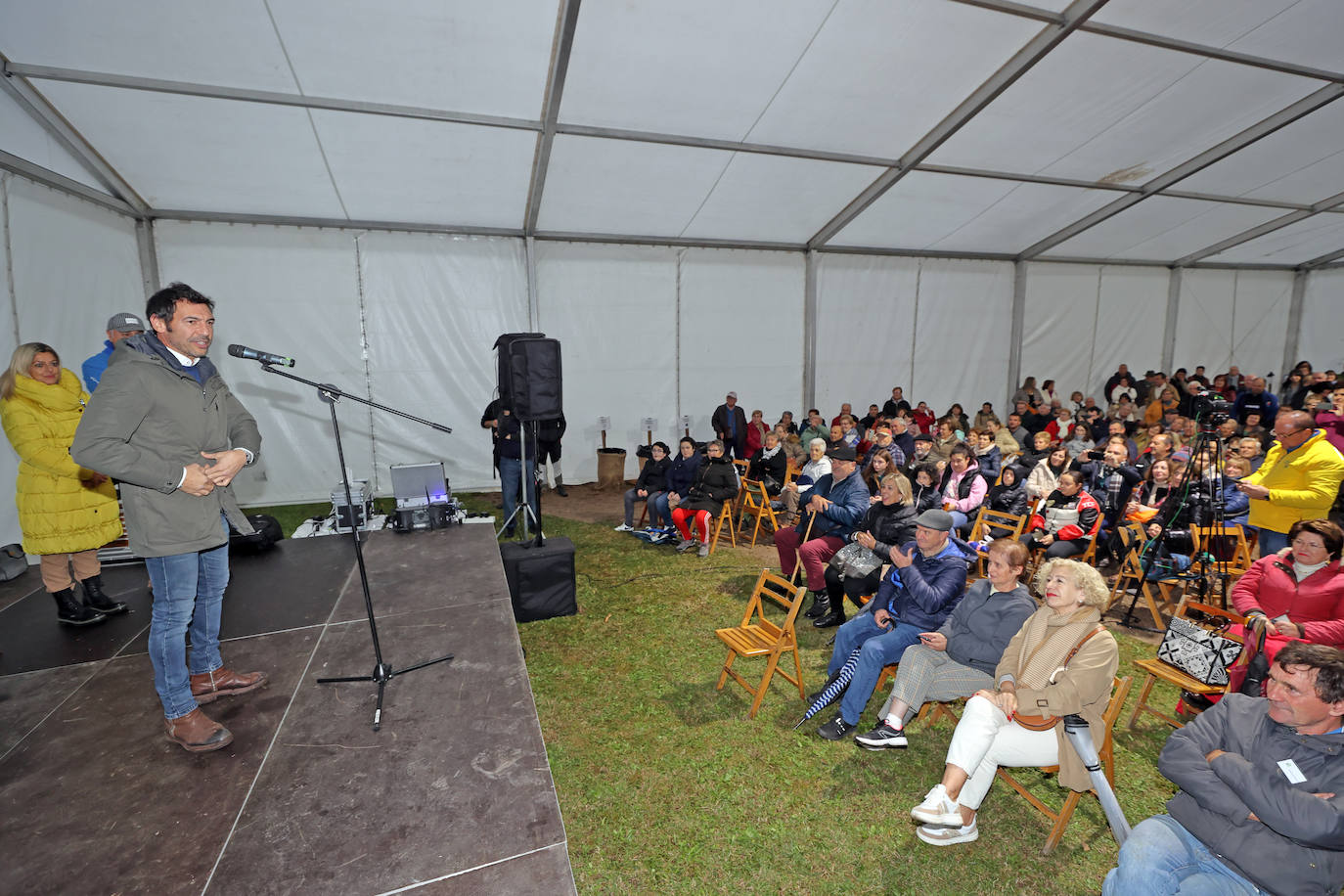 La Feria de la Alubia y la Hortaliza se celebra a lo largo de este fin de semana en Casar de Periedo, con la participación de 197 puestos de venta de diferentes productos agroalimentarios y artesanos, tanto de Cantabria como de otras comunidades autónomas. Además, ha tenido lugar el nombramiento y entrega de distinción de 'Alubiero Mayor 2022 en el recinto exterior de la Casa Museo Jesús de Monasterio, a Quico Taronji, presentador del programa de TVE 'Aquí la Tierra'.