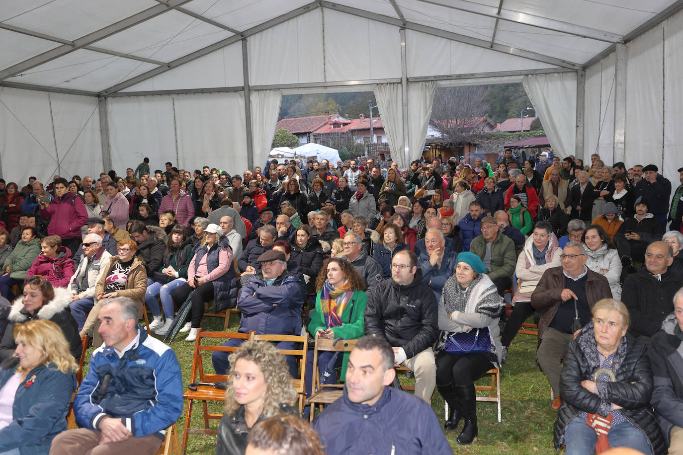 La Feria de la Alubia y la Hortaliza se celebra a lo largo de este fin de semana en Casar de Periedo, con la participación de 197 puestos de venta de diferentes productos agroalimentarios y artesanos, tanto de Cantabria como de otras comunidades autónomas. Además, ha tenido lugar el nombramiento y entrega de distinción de 'Alubiero Mayor 2022 en el recinto exterior de la Casa Museo Jesús de Monasterio, a Quico Taronji, presentador del programa de TVE 'Aquí la Tierra'.