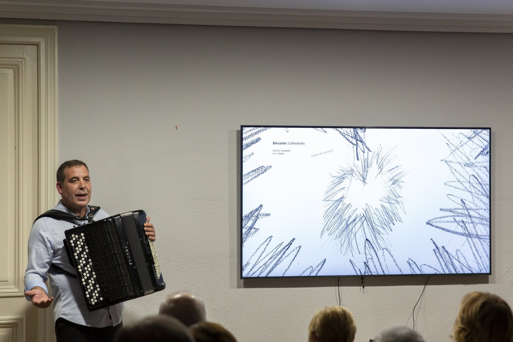 qRaúl Jiménez, durante una de sus interpretaciones, junto a uno de los dibujos que Sonia Rueda presenta en su exposición. 