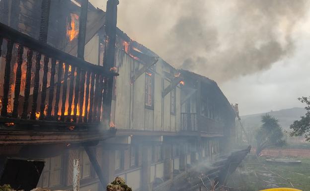 Un herido en el incendio de unas casas abandonadas en San Mateo de Buelna