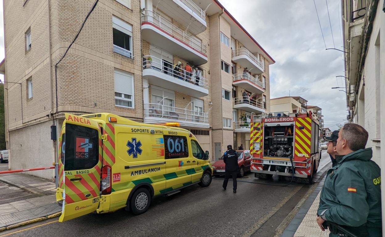 Dos vecinos salvan la vida a una mujer en el incendio de su cocina en Laredo