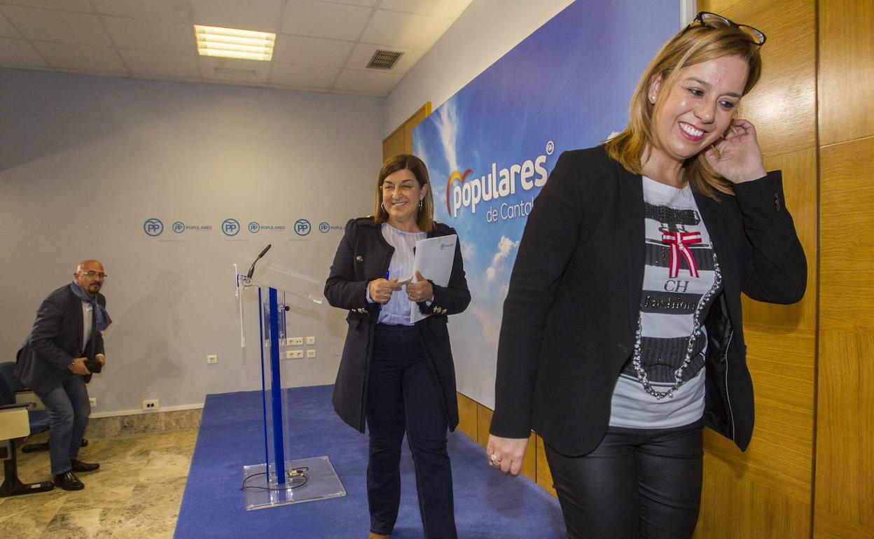 La diputada Elena castillo en una imagen de archivo junto a maría José Sáenz de Buruaga