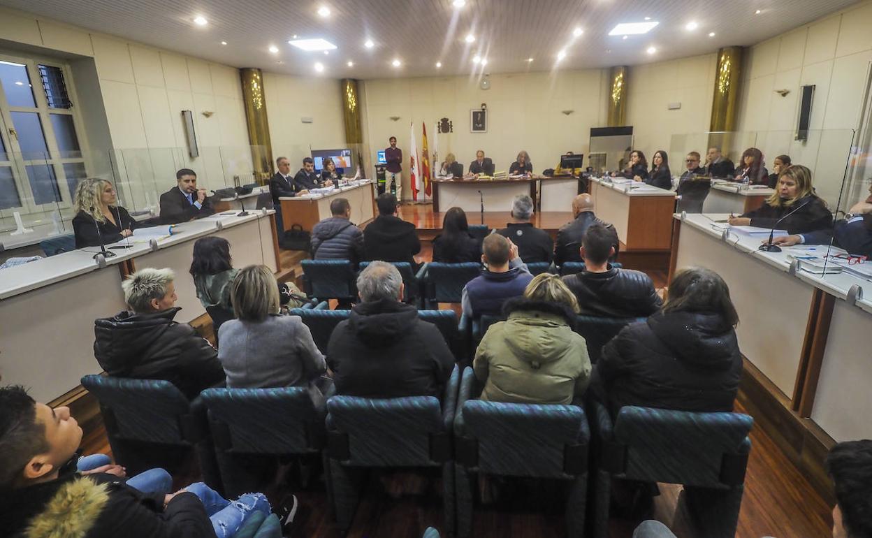 Imagen tomada este lunes en la Audiencia Provincial, donde la fiscalía y las acusaciones particulares han alcanzado un acuerdo con las defensas de los dicisiete acusados.