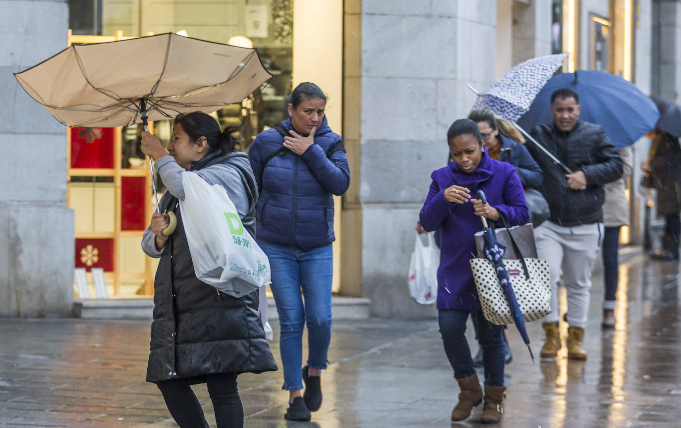 Fuertes rachas de viento y lluvia abundante en Santander.