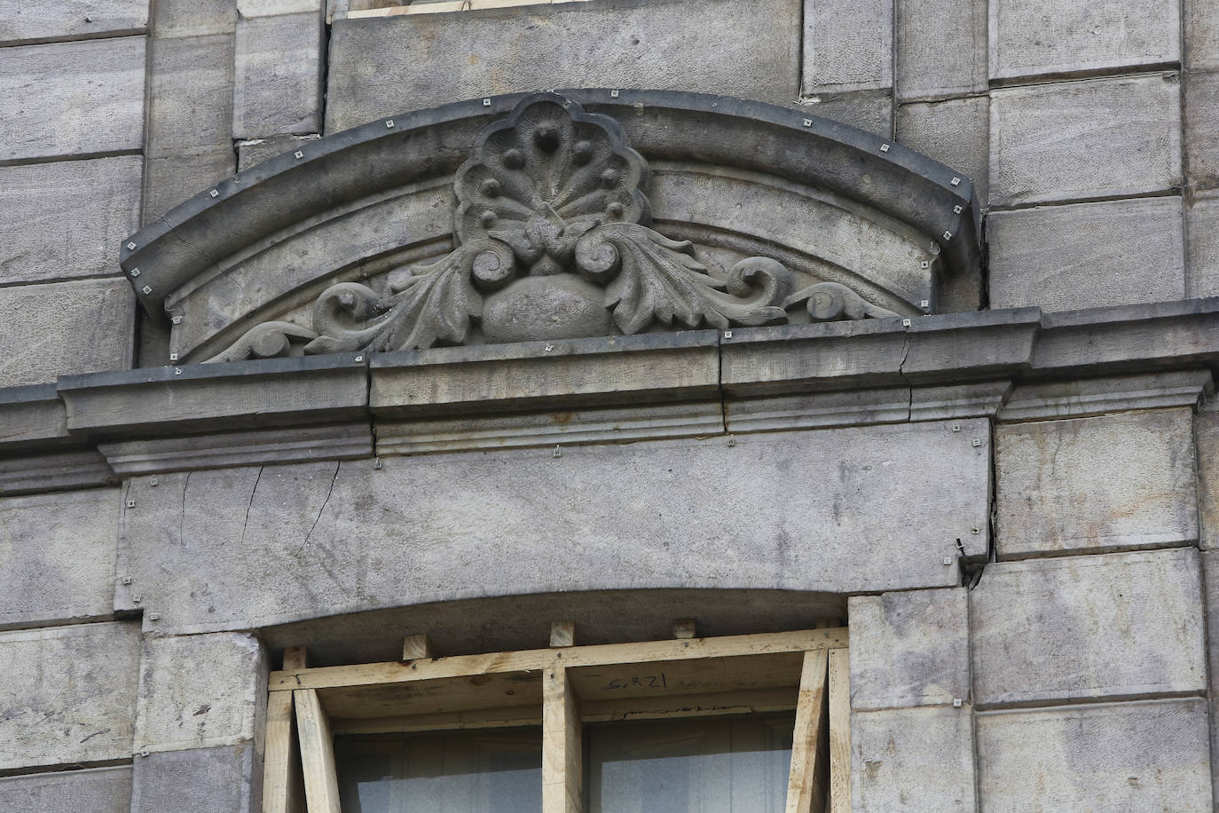 Cerca de dos meses después de inaugurar la parte mollar de la obra, los operarios que trabajan en la zona han descubierto que el edificio de la antigua sede del Ayuntamiento está construido prácticamente bajo una balsa de lodo.