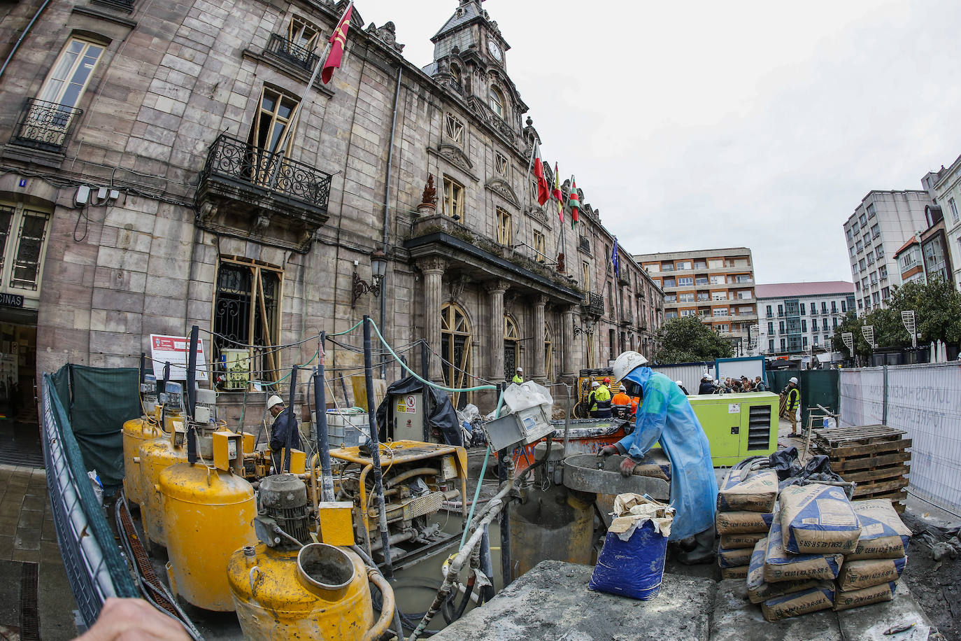 Cerca de dos meses después de inaugurar la parte mollar de la obra, los operarios que trabajan en la zona han descubierto que el edificio de la antigua sede del Ayuntamiento está construido prácticamente bajo una balsa de lodo.