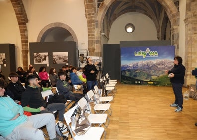 Imagen secundaria 1 - Participantes, profesores, gerente, guías y monitores, durante el acto de presentación de las jornadas 