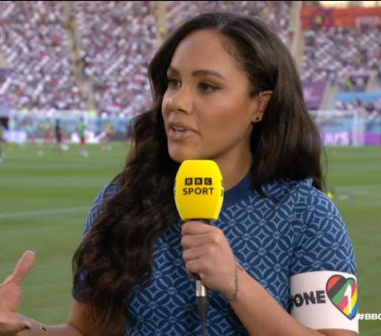 Alex Scott porta el brazalete arcoiris vetado por FIFA.