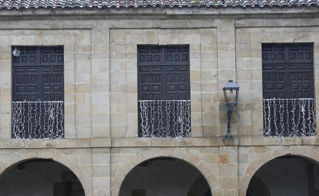 Imagen principal - Santillana instala iluminación navideña en su colegiata tras el permiso de Cultura