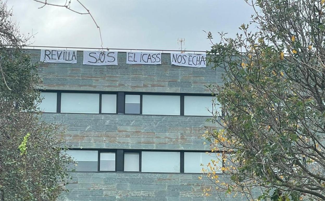 Pancarta que luce desde hace unas semanas en el Centro de Día de Castro Urdiales para protestar contra su cierre.