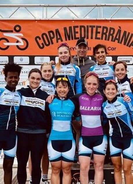 Imagen - Cristina San Emeterio, en el podio de una carrera junto a sus pupilas del WCC. 