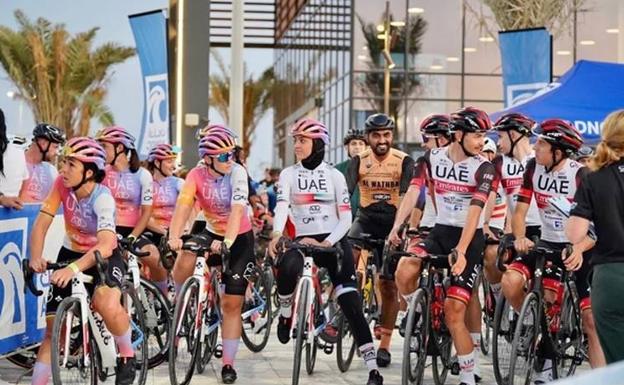 Las ciclistas de UAE Team ADQ y los de UAE Team Emirates, juntos en un acto promocional en Abu Dhabi. En el centro de la imagen vemos a Safia al Sayegh, campeona nacional emiratí.