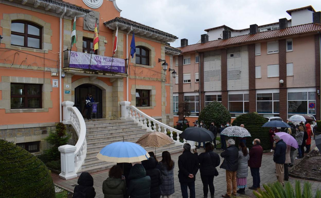 Imagen de archivo de uno de los actos que llevó a cabo el Ayuntamiento de Piélagos el pasado año para condenar la violencia contra la mujer.