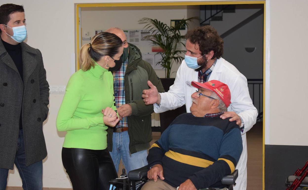 La alcaldesa, Verónica Samperio, visitó las residencia de Liencres con motivo del aniversario.