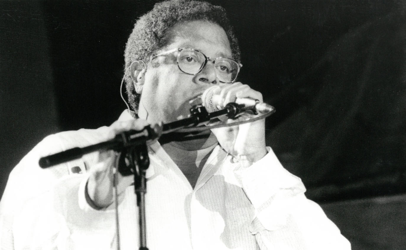 Pablo Milanés, durante su concierto junto a Víctor Manuel en la Plaza de Toros de Santander. Fue en agosto de 1995 ante 7.000 espectadores.