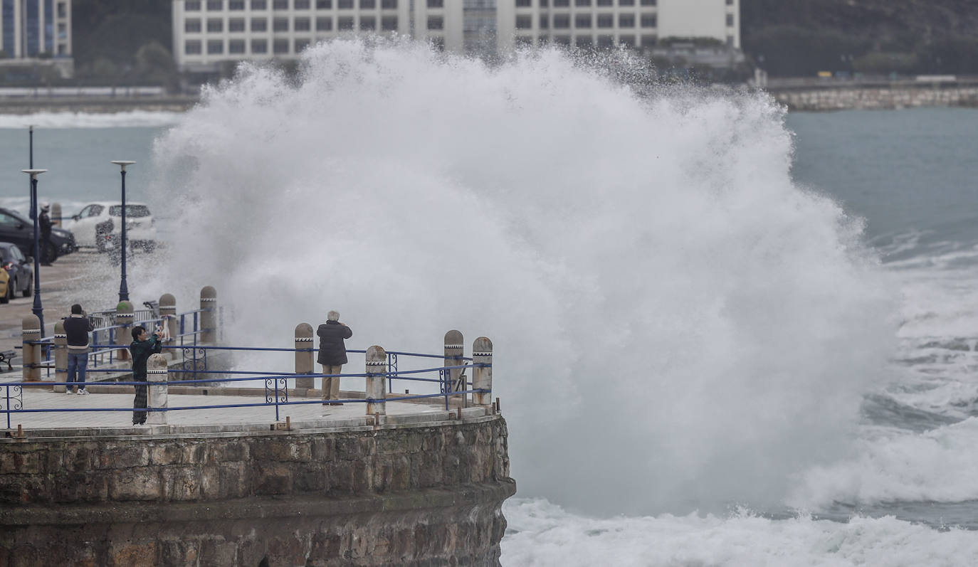 Temporal de mar, olas, en la zona del Camello.