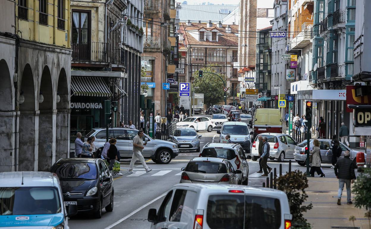 Calle José María Pereda, una de las arterias principales de la ciudad. L. P.