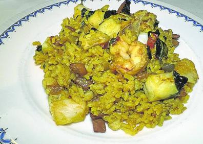 Imagen secundaria 1 - Arroz marinero y ensalada griega con salsa tzatzikim.