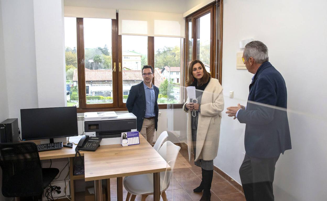 La consejera Paula Fernández Viaña, el alcalde de Liérganes, Santiago Rego, y el teniente alcalde, José Ortiz 