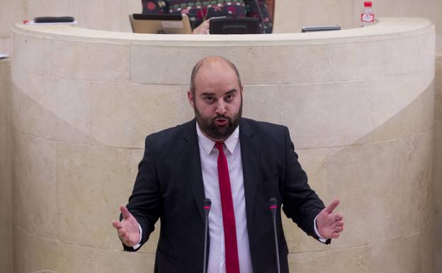 Víctor Casal, en una imagen de archivo en el Parlamento de Cantabria. 