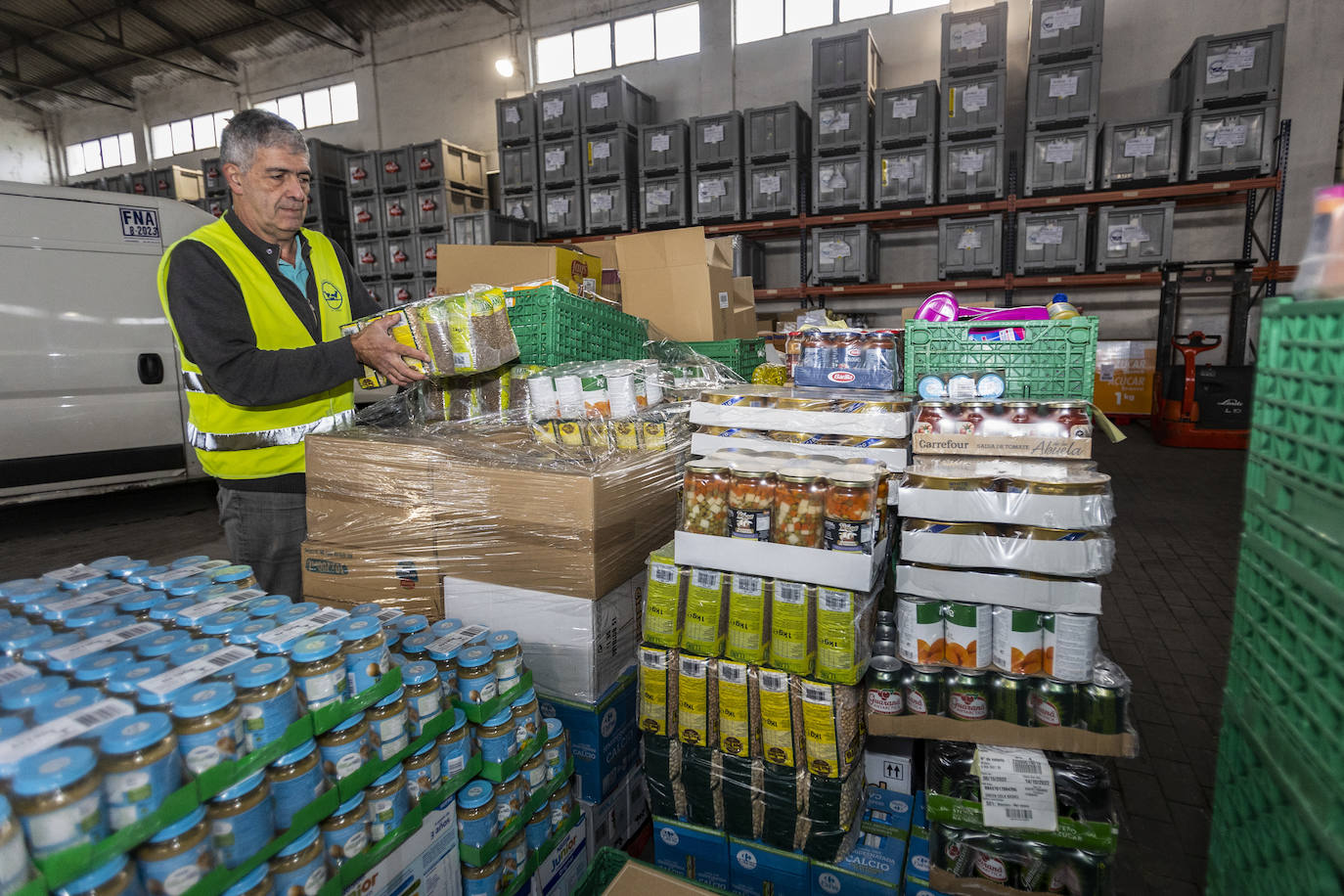 En el almacén de Tanos todo son preparativos, llamadas, ajustes en los turnos de los voluntarios y otras tantas tareas pendientes para arrancar este viernes la Gran Recogida del Banco de Alimentos de Cantabria.