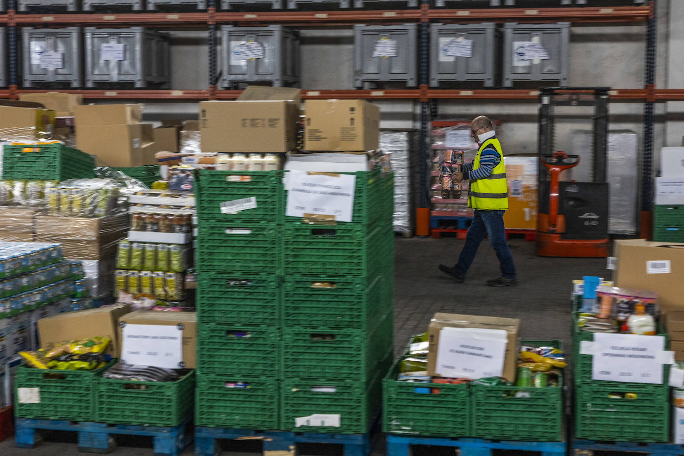 En el almacén de Tanos todo son preparativos, llamadas, ajustes en los turnos de los voluntarios y otras tantas tareas pendientes para arrancar este viernes la Gran Recogida del Banco de Alimentos de Cantabria.