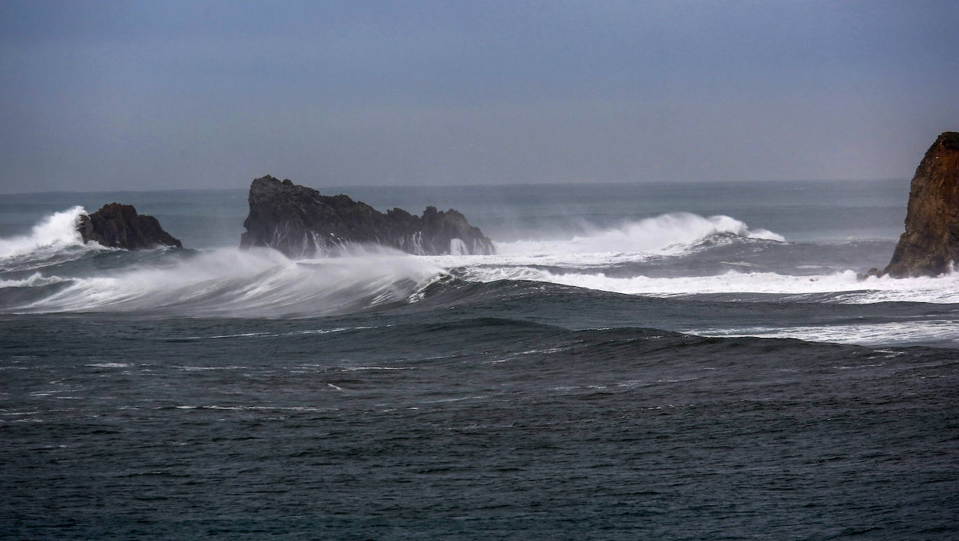 Temporal y fuerte oleaje en la zona de Cuchía (Miengo), desde Suances.