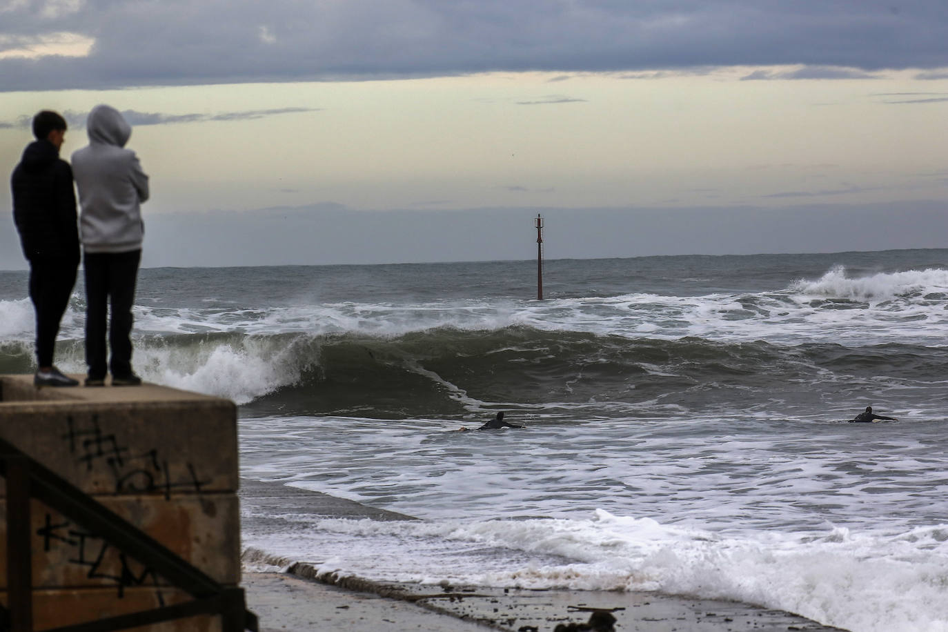Temporal y fuerte oleaje en la zona de Cuchía (Miengo), desde Suances.
