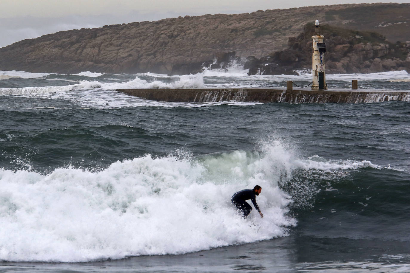 Temporal y fuerte oleaje en la zona de Cuchía (Miengo), desde Suances.