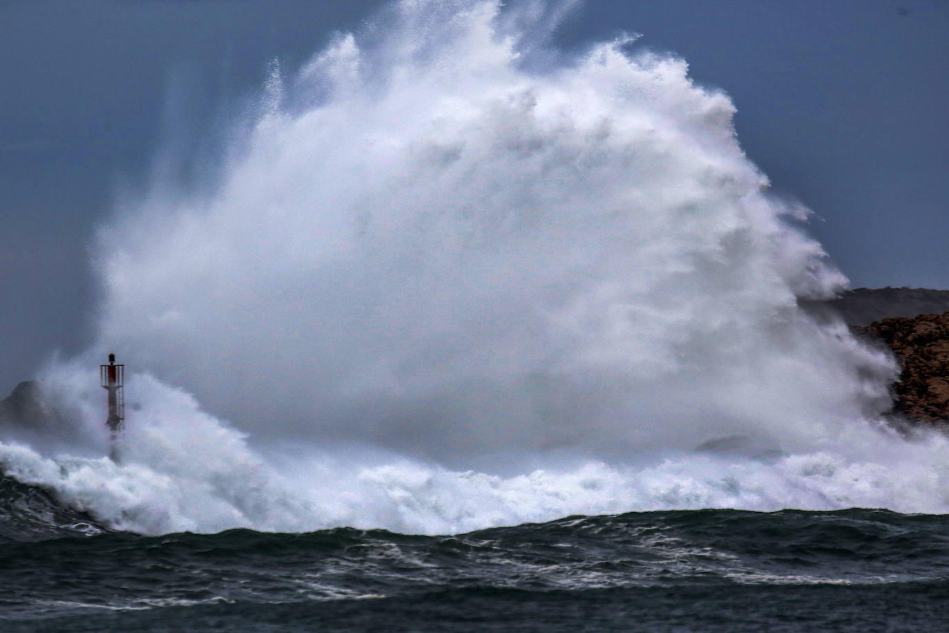 Temporal y fuerte oleaje en la zona de Cuchía (Miengo), desde Suances.