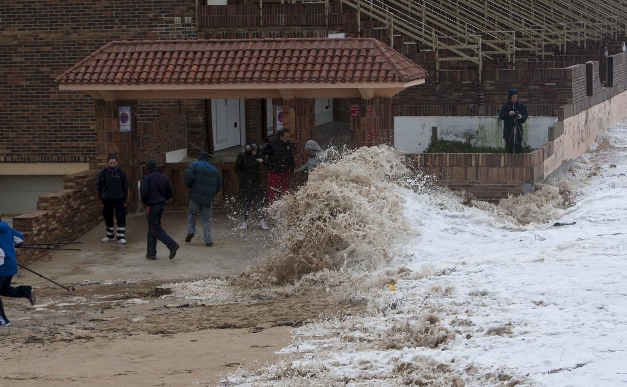 Las olas llegan a las viviendas de la urbanización El delfín de Somo durante el temporal de febrero de 2014. 