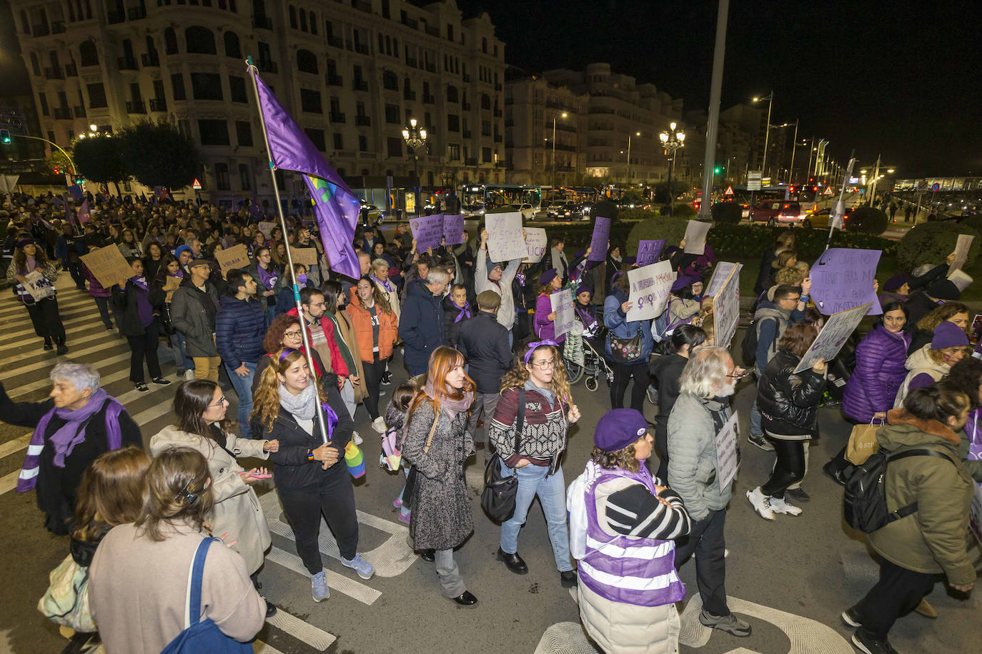 Más de 1.500 personas han recorrido las calles de Santander contra la violencia machista con motivo del 25N.