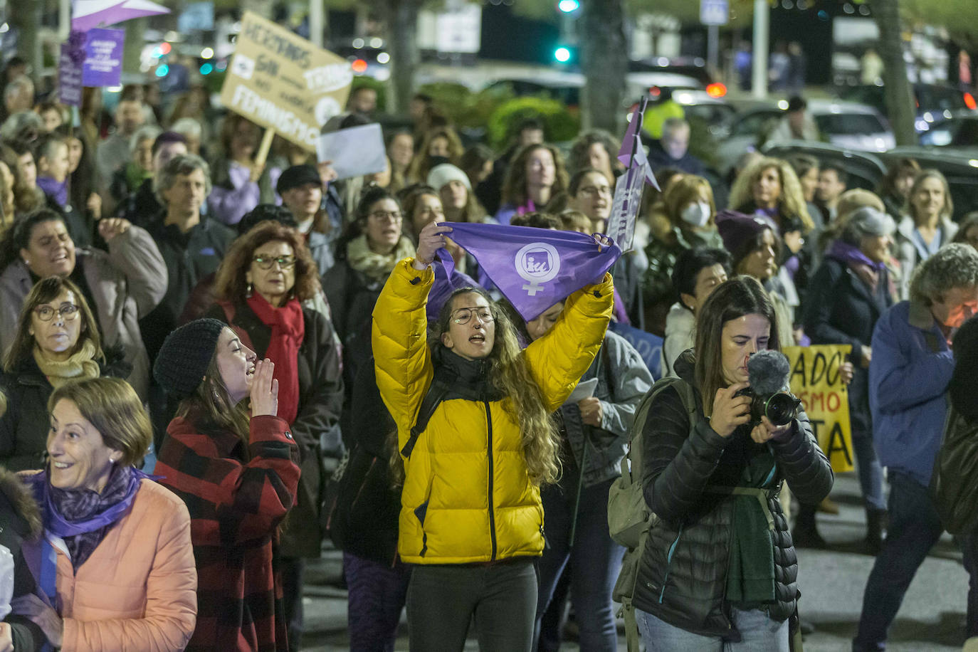 Más de 1.500 personas han recorrido las calles de Santander contra la violencia machista con motivo del 25N.