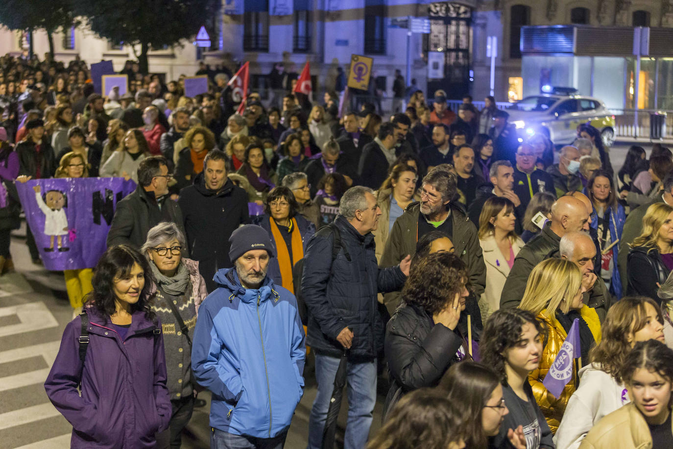 Más de 1.500 personas han recorrido las calles de Santander contra la violencia machista con motivo del 25N.