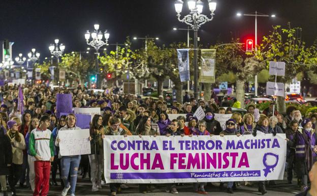 Más de 1.500 personas han recorrido las calles de Santander contra la violencia machista con motivo del 25N.