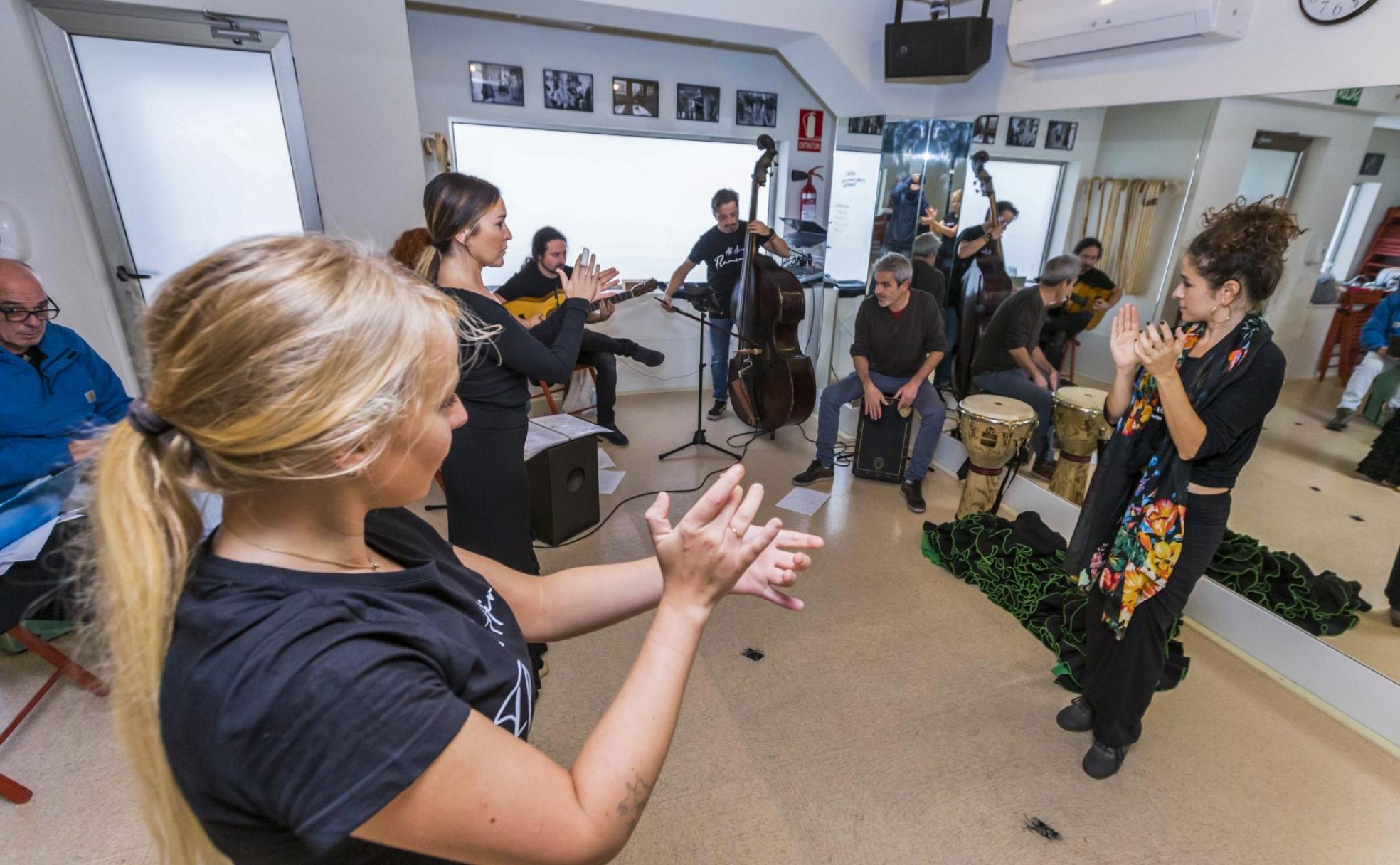 Un momento del ensayo de la compañía, con los músicos y parte de las bailaoras. 