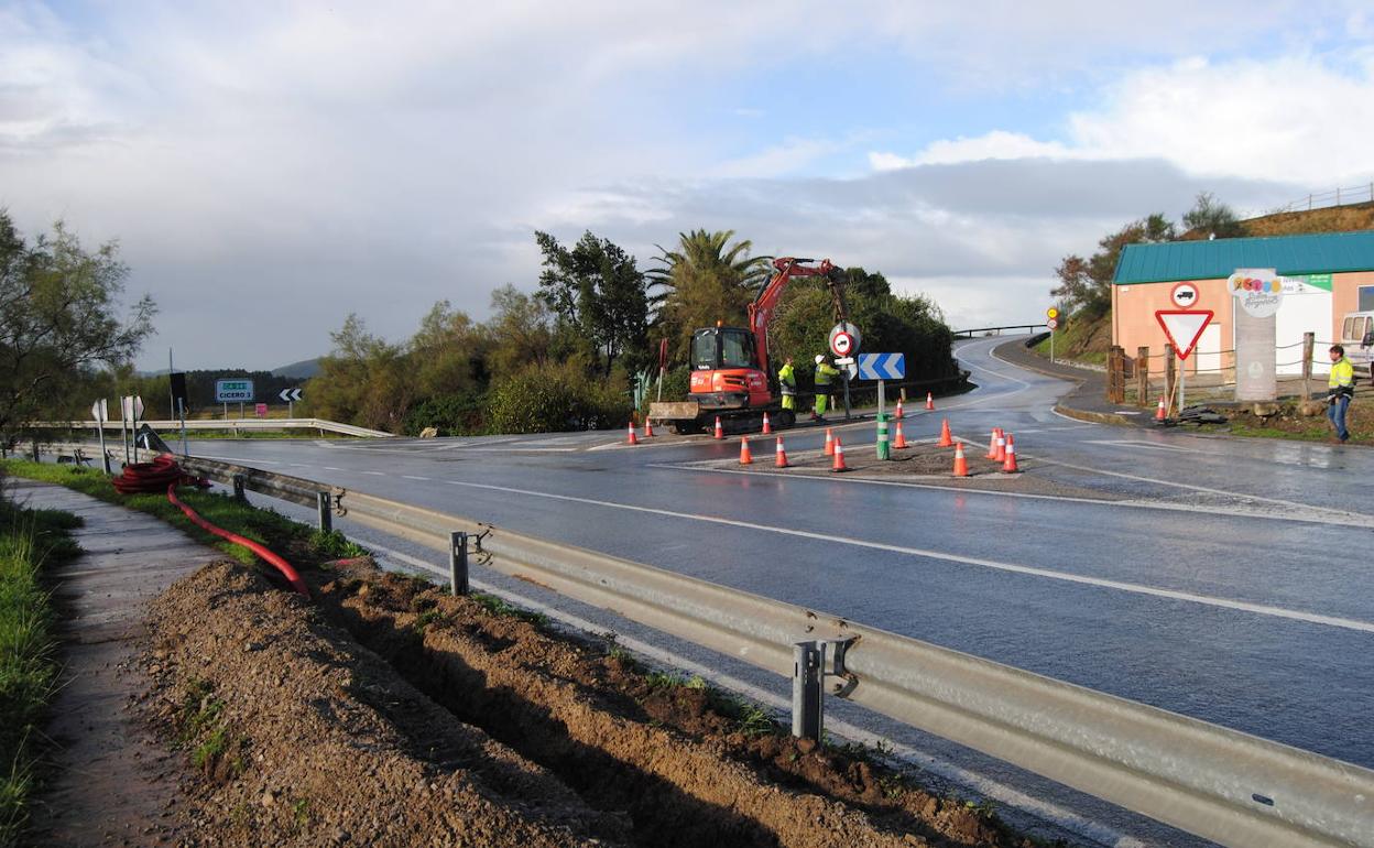 El cruce de El Gromo, que conecta Santoña con Argoños, tendrá un paso de peatones con semáforo