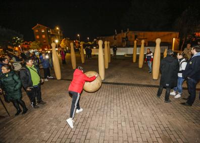 Imagen secundaria 1 - Tanos sale a la calle para defender a su peña bolística y la ermita de Santa Ana