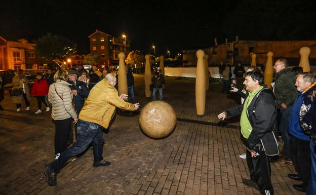 Imagen principal - Tanos sale a la calle para defender a su peña bolística y la ermita de Santa Ana