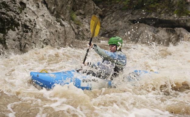 Palista en el río Asón. 