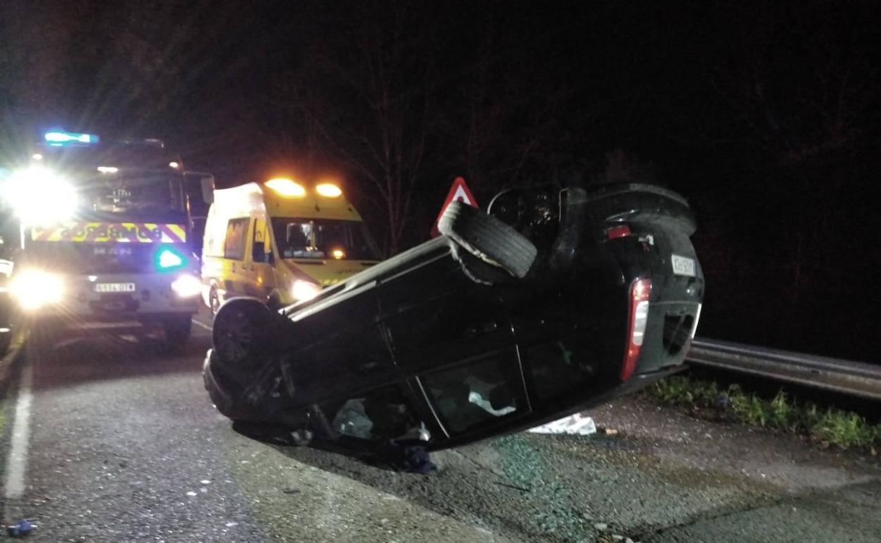 Imagen del coche volcado en Arredondo.