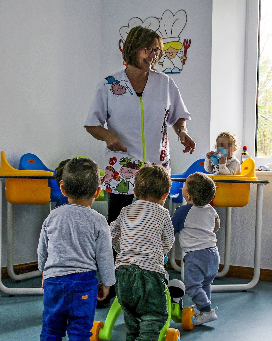 Imagen - La técnico de Educación Infantil del aula de Riotuerto prepara a los niños para la comida. 