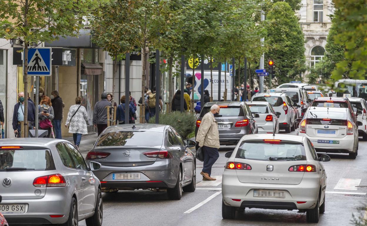 Tráfico en la calle Isabel II, junto al Ayuntamiento. 