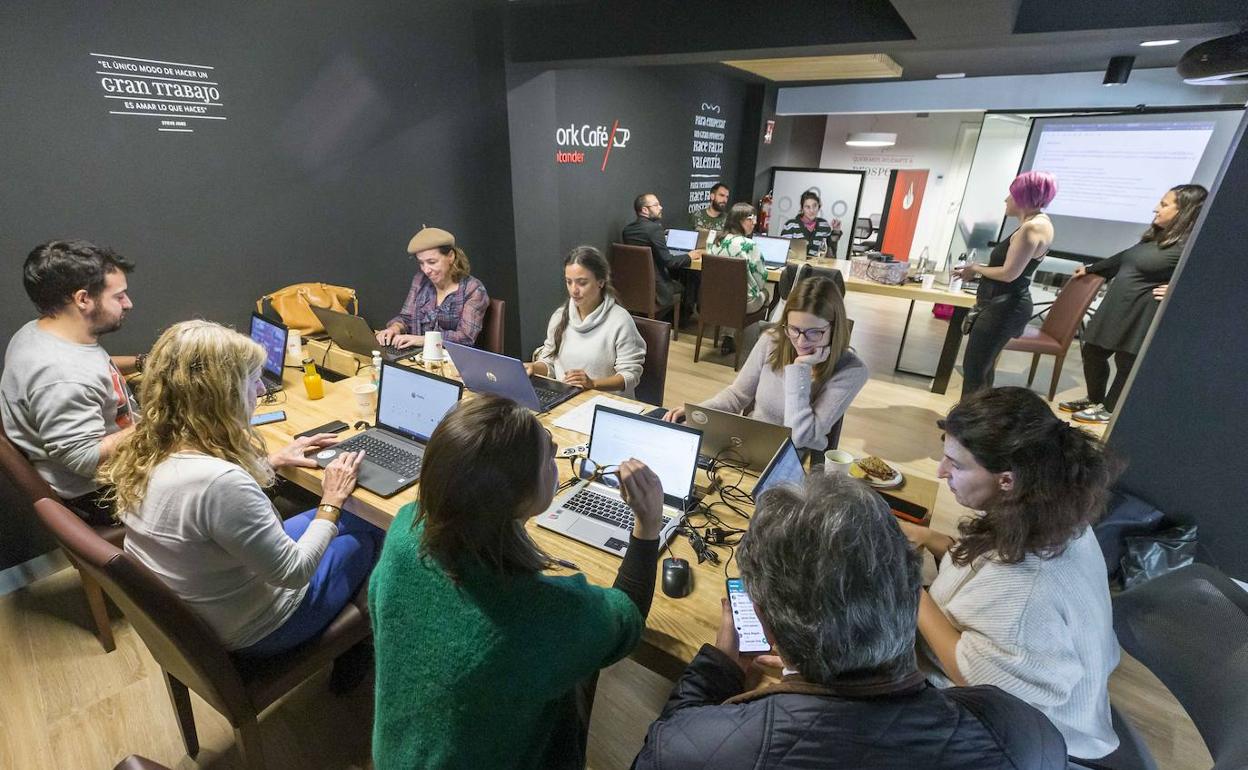 Los voluntarios cántabros editaron las biografías ayer en el Work Café del Banco Santander.