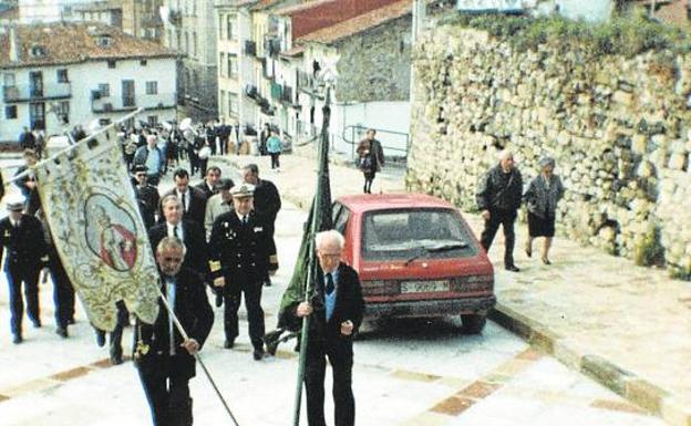 Los pescadores se visten de mahón para acompañar al Santo en la procesión. 