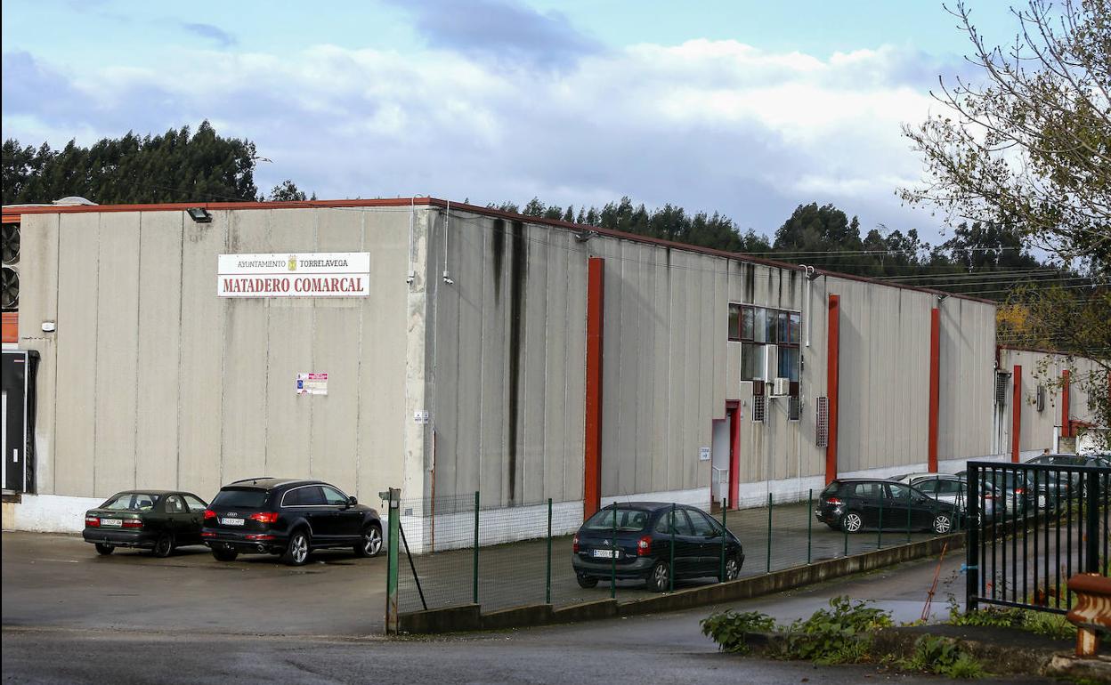 Los paneles solares se instalarán en la cubierta del matadero comarcal, situado en Barreda. 