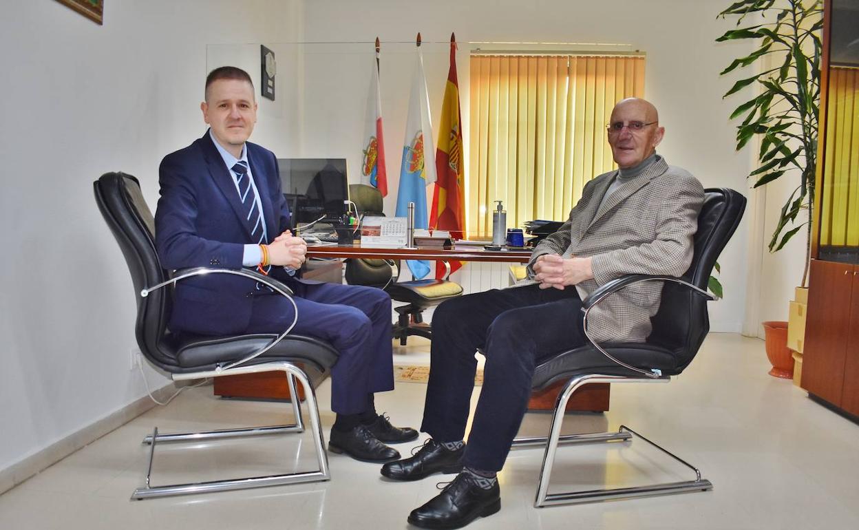 González Linares (a la derecha), acompañado por su sucesor en el PRC, José Antonio Cobo González.