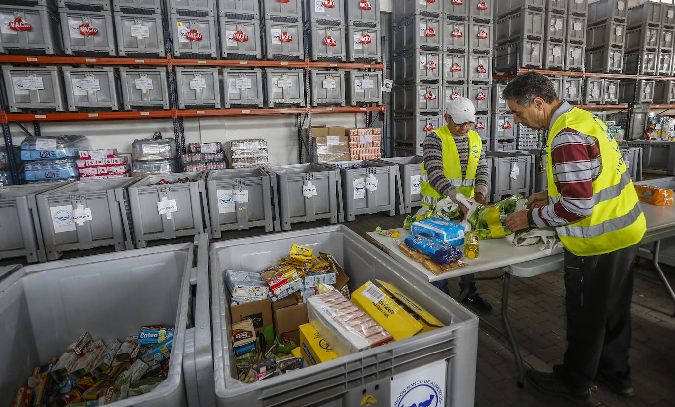 El Banco de Alimentos descarga cajas y cajas repletas de productos en su almacén de Tanos tras la Gran Recogida de este fin de semana.