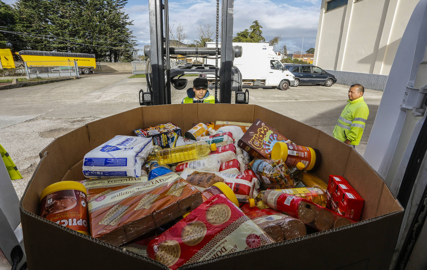 El Banco de Alimentos descarga cajas y cajas repletas de productos en su almacén de Tanos tras la Gran Recogida de este fin de semana.