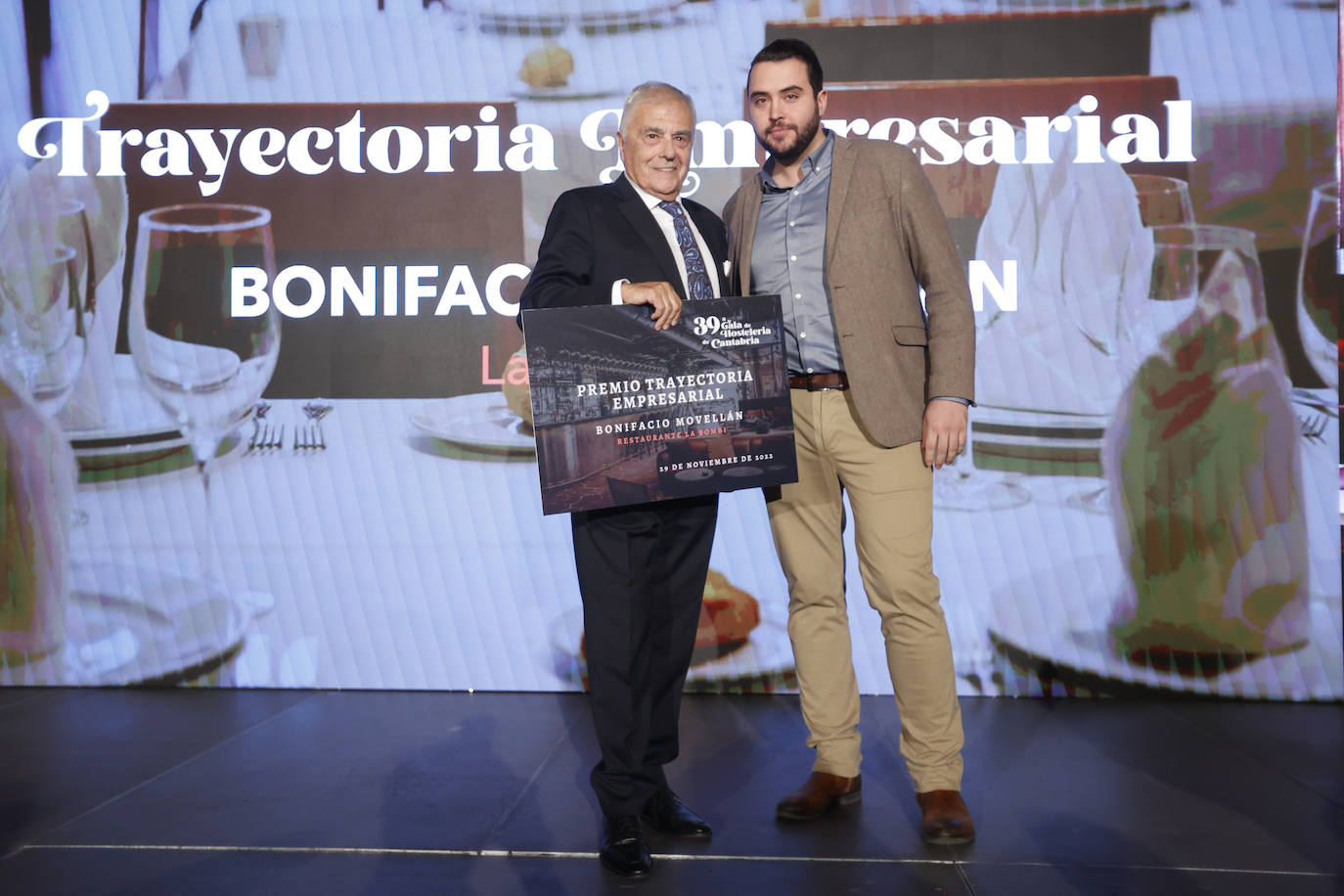 Bonifacio Movellán, de La Bombi, recoge el Premio a la Trayectoria Empresarial.